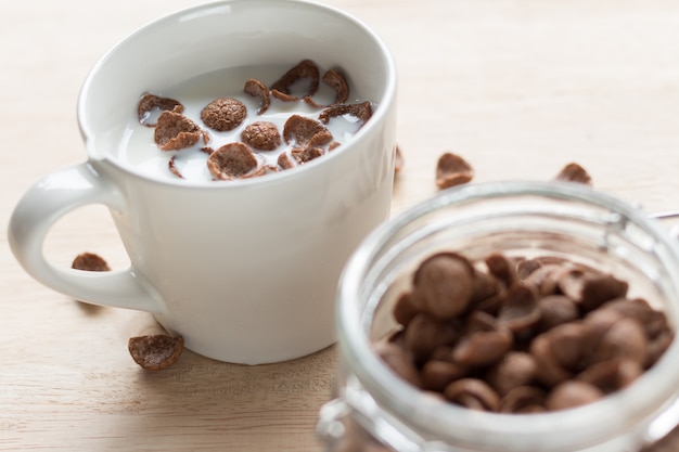 Fiocchi di cereali al cioccolato e latte per colazione