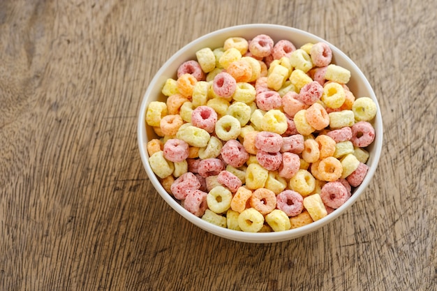 Fiocchi di cereali in una ciotola con spazio di copia