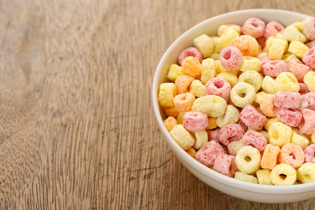 Fiocchi di cereali in una ciotola con spazio di copia