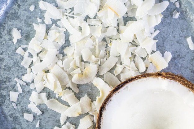 Fiocchi di cocco disidratati in ciotola di legno.