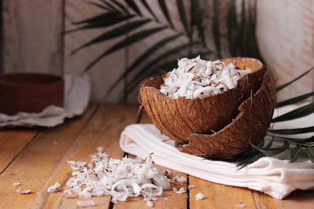 Fiocchi di cocco naturale sul primo piano del tavolo