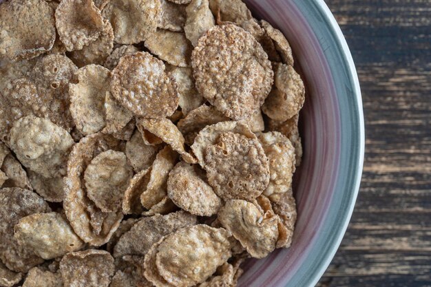 Fiocchi di grano intero glassati in piastra Colazione sana muesli di grano intero in una ciotola