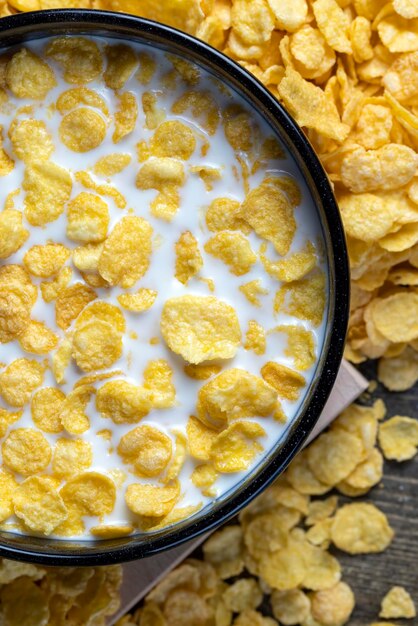 fiocchi di mais a colazione secca di colore giallo da vicino