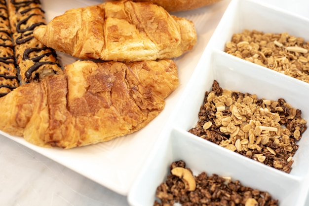 Fiocchi di mais e pane con utensili da cucina per l&#39;evento del giorno di Natale