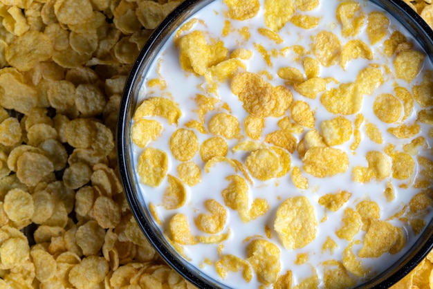 Fiocchi di mais per la colazione a secco di colore giallo da vicino