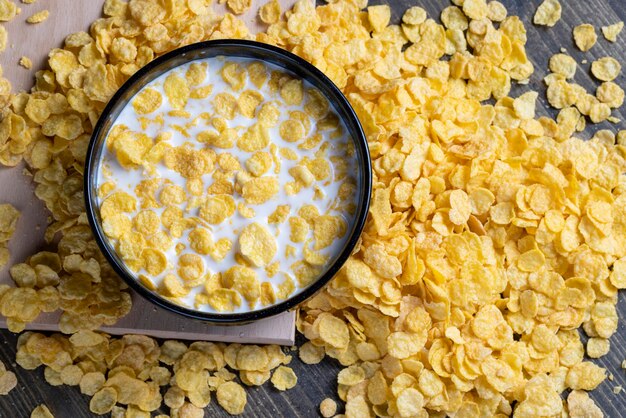 Fiocchi di mais per la colazione a secco di colore giallo da vicino