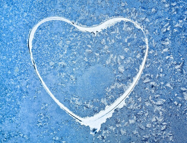 Fiocchi di neve a una finestra a forma di cuore