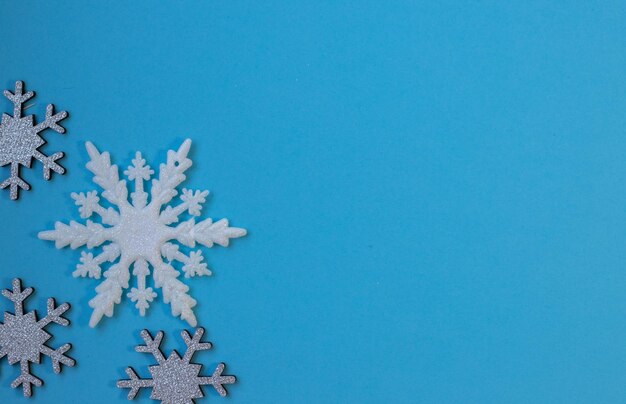Fiocchi di neve bianchi di sfondo flatlay di Natale nella cornice di forma