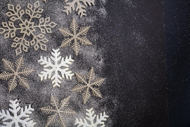 Fiocchi di neve bianco argento e oro varietà su sfondo scuro innevato Natale Capodanno sfondo