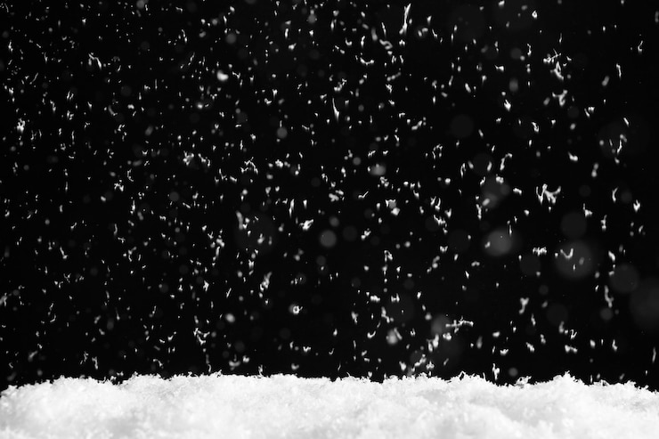 Foto fiocchi di neve che cadono su sfondo nero clima invernale