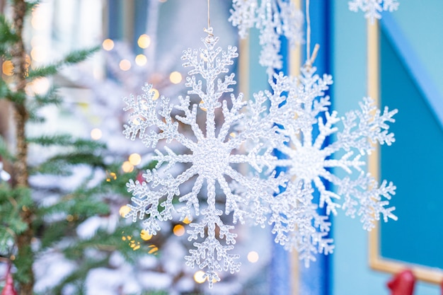 Fiocchi di neve di natale bianco che pendono dall'albero