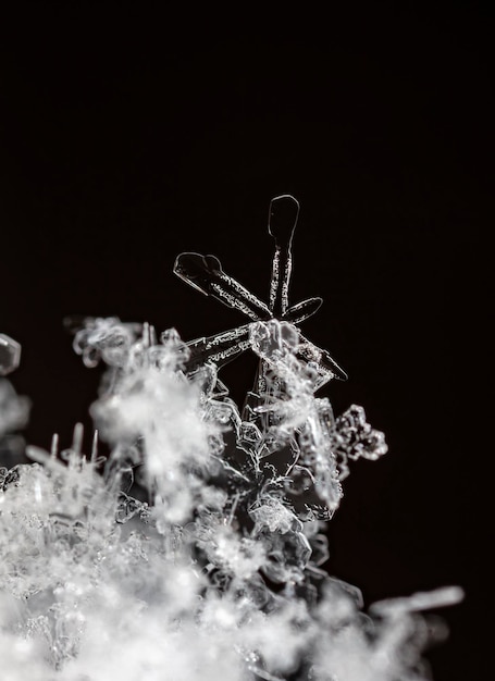 fiocchi di neve naturali sulla neve invernale