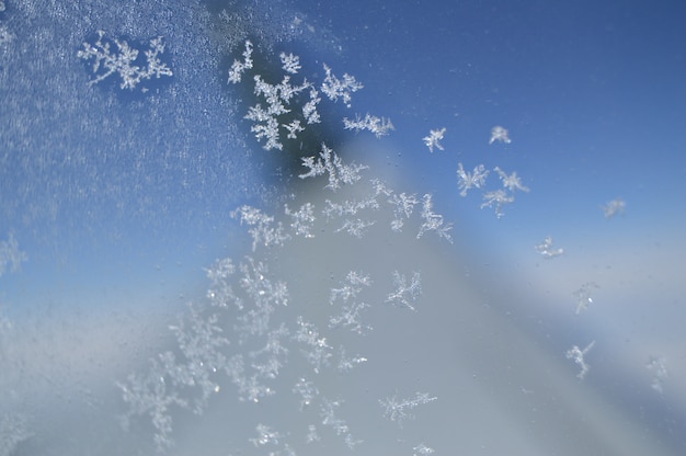 Fiocchi di neve sulla finestra dell&#39;aereo.