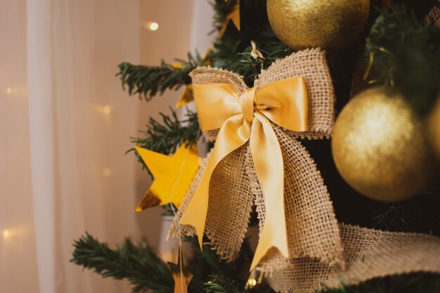 Fiocco di nastro dorato sull'albero di Natale