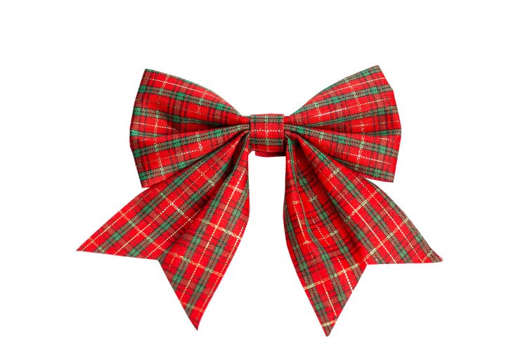 Fiocco di Natale rosso. Vacanze invernali tradizionali e San Valentino. Isolato su sfondo bianco. Avvicinamento.