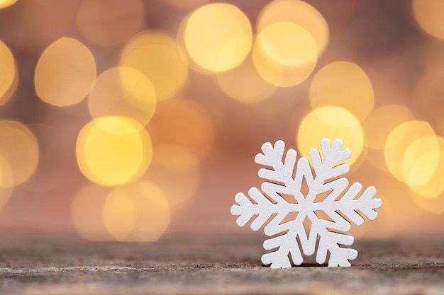 Fiocco di neve bianco su sfondo di luci sfocate, spazio per il testo