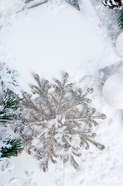 Fiocco di neve d&#39;argento su sfondo bianco