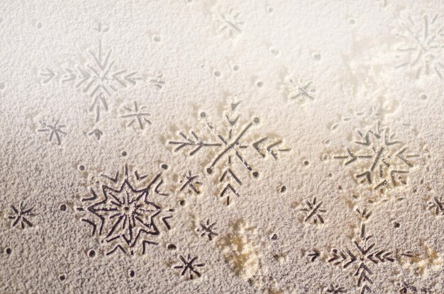 Fiocco di neve di Natale fatto con farina sul tavolo di legno