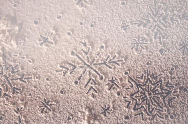 Fiocco di neve di Natale fatto con farina sulla tavola di legno