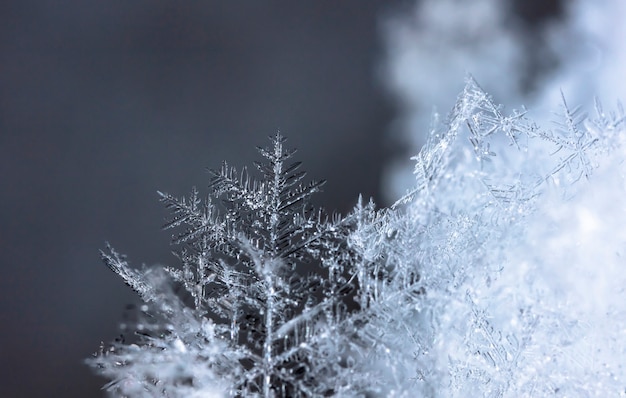 Fiocco di neve sul cumulo di neve naturale vicino a Natale e sfondo invernale