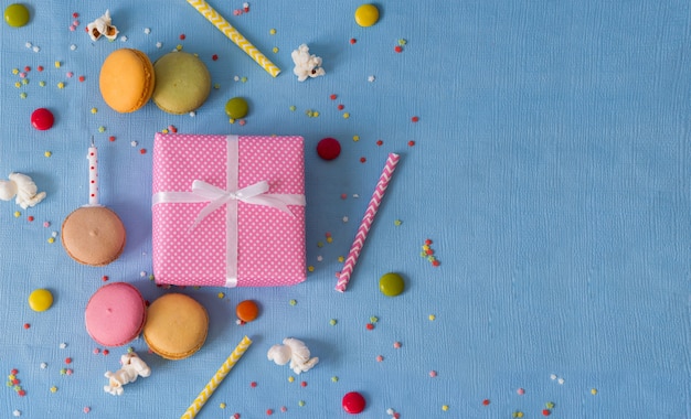 Fiocco regalo e pila di amaretti