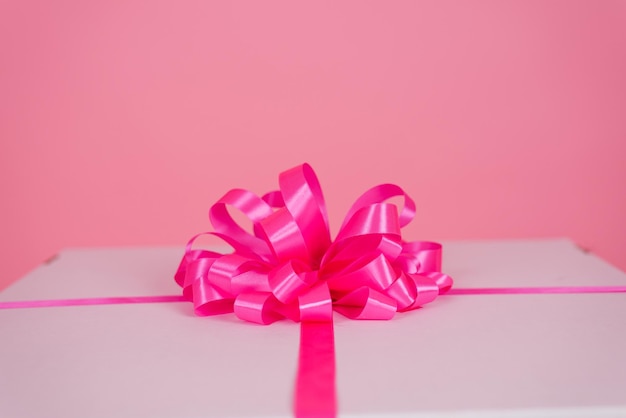 Fiocco rosa su un primo piano del contenitore di regalo per un compleanno