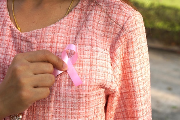 Fiocco rosa sul petto di una donna Giornata internazionale della donna