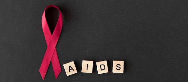 Fiocco rosso. Concetto per la Giornata mondiale contro l'AIDS. sfondo nero, copia spazio.