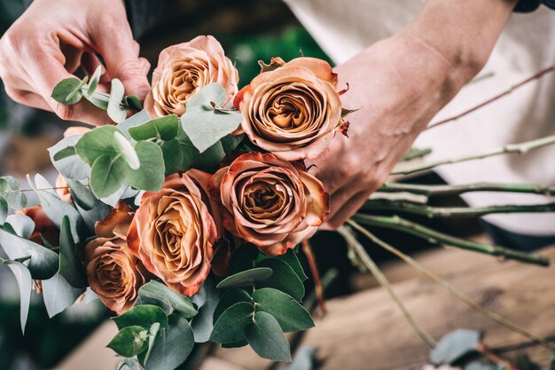 Fioraio con bellissimo bouquet di fiori