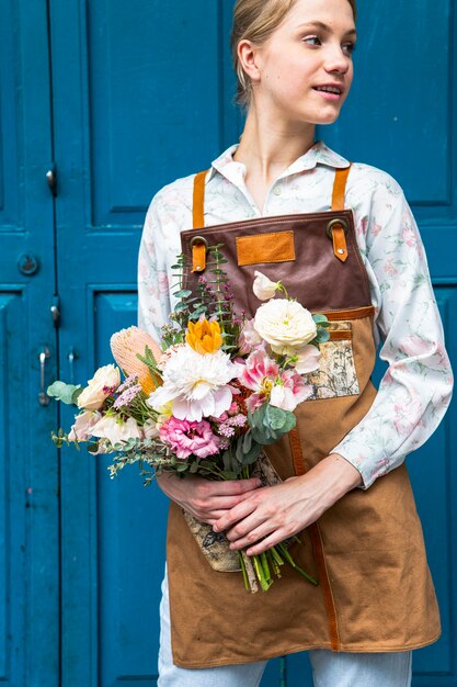 Fioraio con in mano un mazzo di fiori