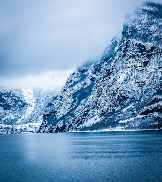 Fiordi norvegesi in inverno