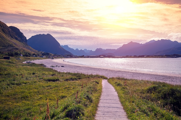 Fiordo al tramonto Spiaggia rocciosa la sera Splendida natura della Norvegia settentrionale