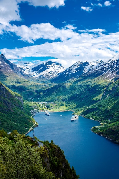 Fiordo di Geiranger, Beautiful Nature Norvegia (obiettivo decentrabile). Si tratta di un ramo lungo 15 chilometri (9,3 miglia) del Sunnylvsfjorden, che è un ramo dello Storfjorden (Grande fiordo).