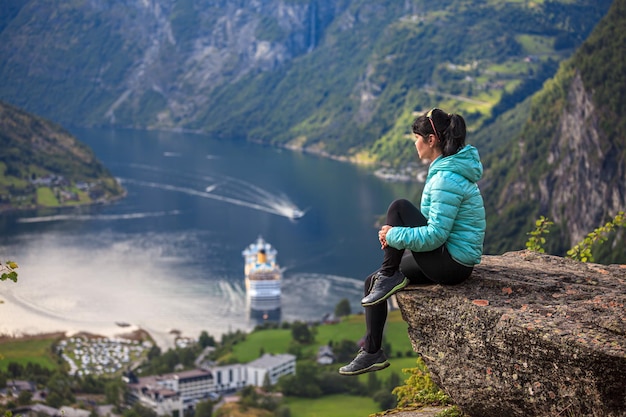 Fiordo di Geiranger, bellissimo panorama della Norvegia della natura. Si tratta di un ramo lungo 15 chilometri (9,3 miglia) del Sunnylvsfjorden, che è un ramo dello Storfjorden (Grande fiordo).