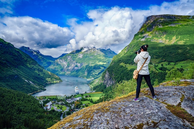 Fiordo di Geiranger, bellissimo panorama della Norvegia della natura. Turista del fotografo della natura con i tiri della macchina fotografica.