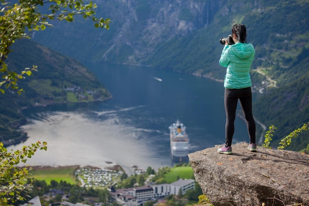 Fiordo di Geiranger, bellissimo panorama della Norvegia della natura. Turista del fotografo della natura con i tiri della macchina fotografica.