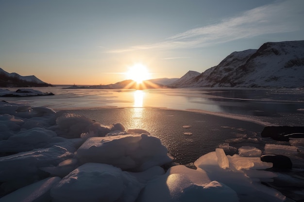 Fiordo ghiacciato all'alba con il sole che fa capolino all'orizzonte