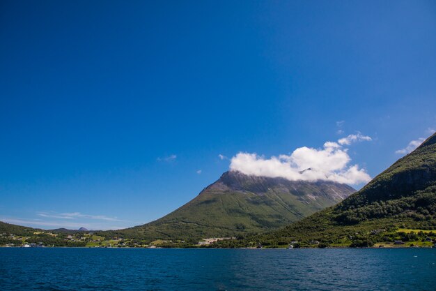 Fiordo in Norvegia. Bellezza della natura e sfondo di viaggio