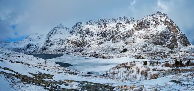 Fiordo norvegese in inverno in Norvegia