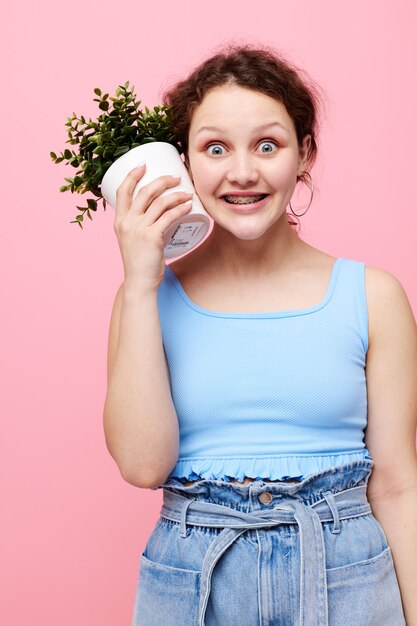 Fiore allegro della donna in vaso bianco che posa lo stile di vita di emozione inalterato