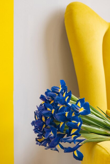 Fiore blu in bello stile su sfondo colorato giallo poster romantico astratto colorato backg