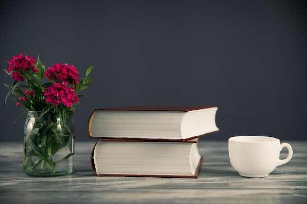 Fiore con libri e caffè