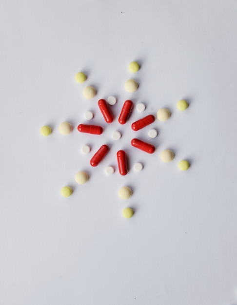 Fiore del fiocco di neve di Natale dalle pillole, compresse e capsule della medicina assortite di farmacologia.