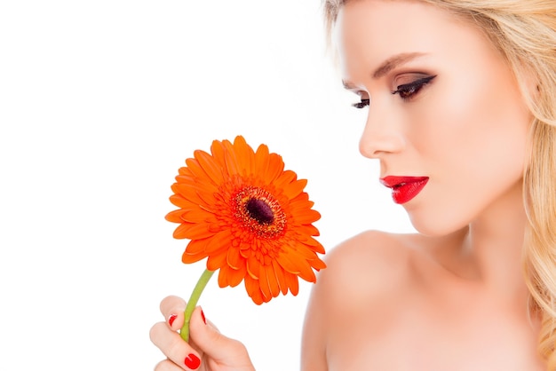 Fiore della gerbera della holding bionda abbastanza sensuale giovane