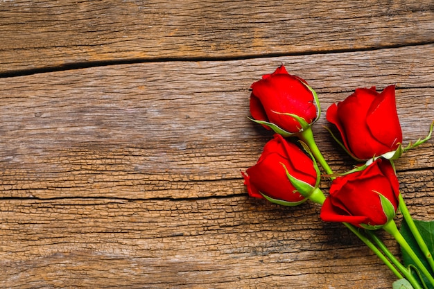 Fiore della rosa rossa con lo spazio della copia su fondo di legno. Concetto di San Valentino