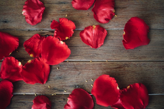 Fiore della rosa rossa sul pavimento di legno nel San Valentino