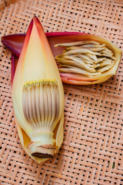 Fiore di banana sul vassoio di bambù.