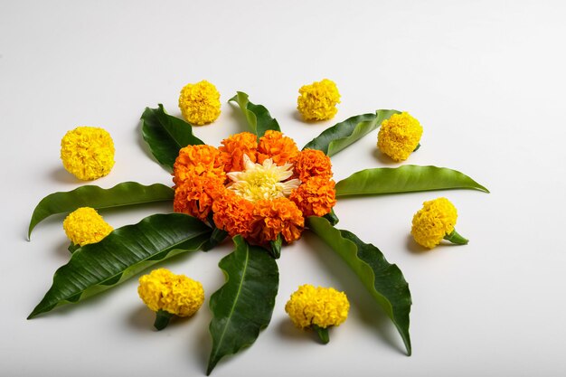 Fiore di Calendula rangoli Design con foglia verde per la tradizionale Festa.