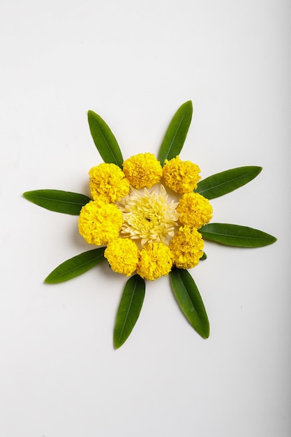 Fiore di Calendula rangoli Design con foglia verde per la tradizionale Festa.