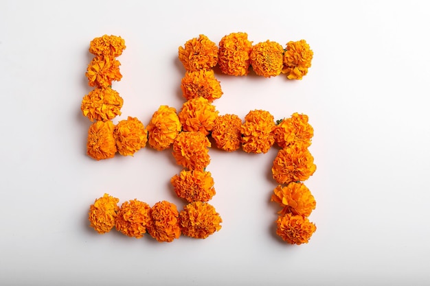 Fiore di calendula rangoli Design con lampade a olio per il Diwali Festival.